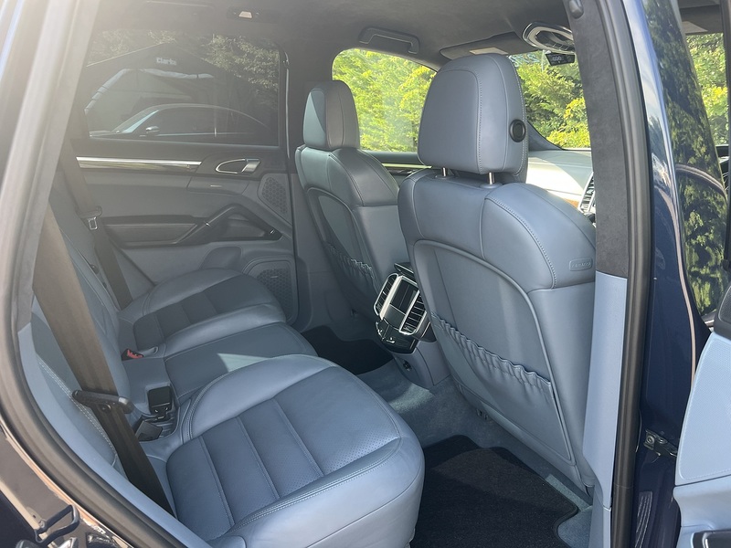 Porsche Cayenne Turbo - U12329