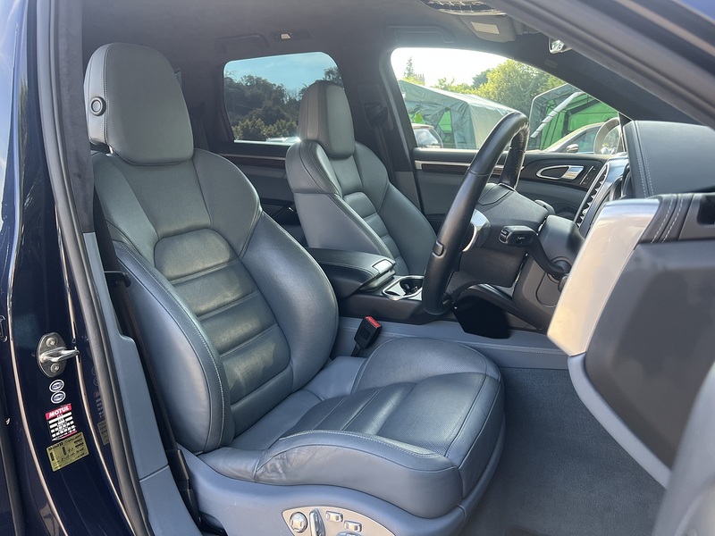 Porsche Cayenne Turbo - U12329