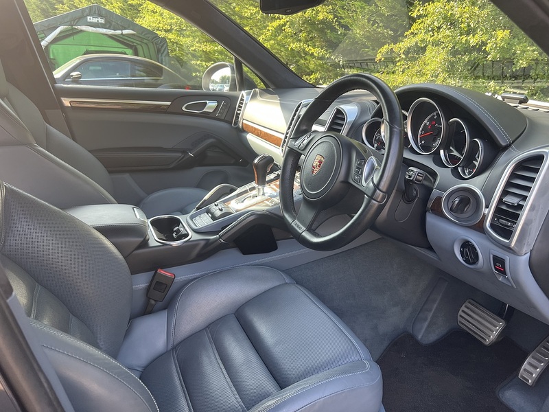 Porsche Cayenne Turbo - U12329