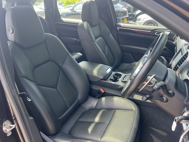 Porsche Cayenne V6 - U12364