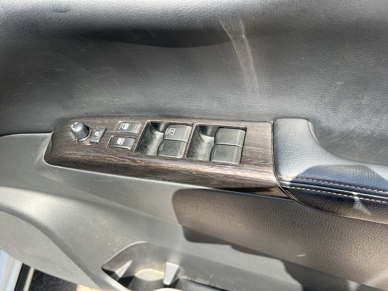 Nissan Elgrand 250Highwaystar - U12381
