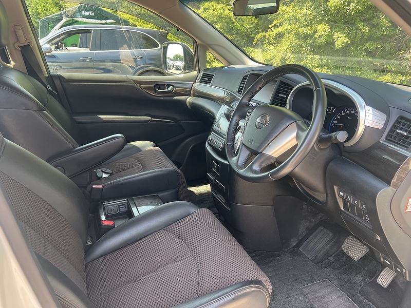 Nissan Elgrand 250Highwaystar - U12381