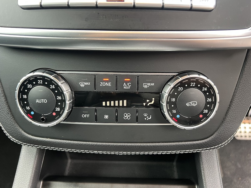 Mercedes-Benz MClass ML350 - U12417