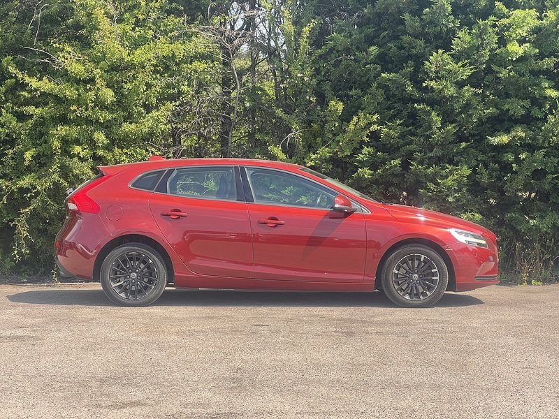 Volvo V40 T3 Momentum - U12422