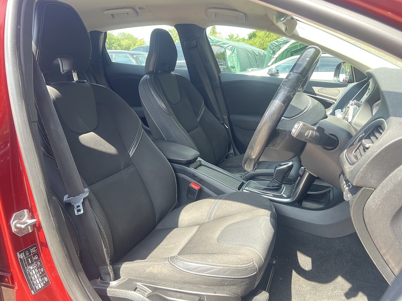 Volvo V40 T3 Momentum - U12422