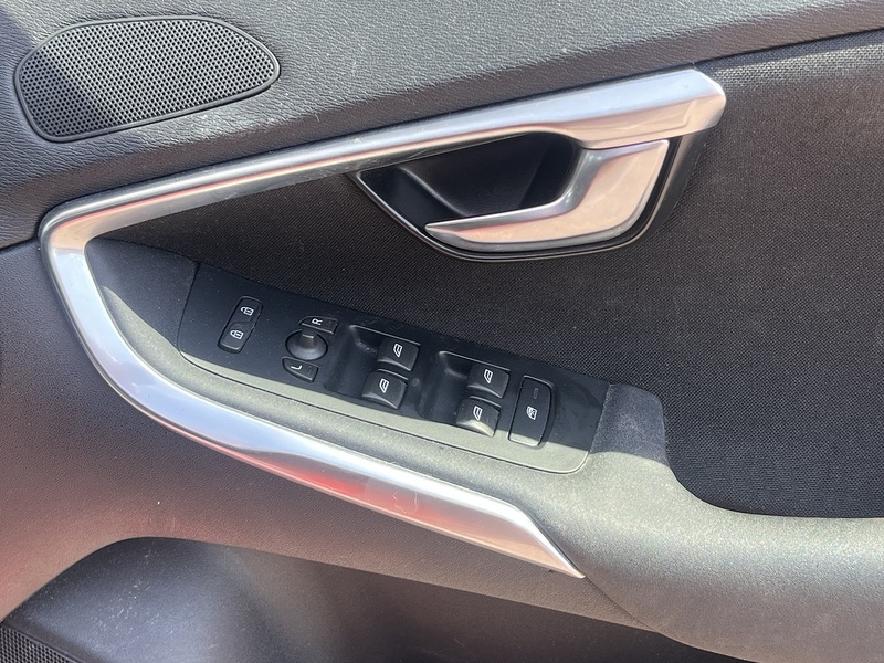 Volvo V40 T3 Momentum - U12422
