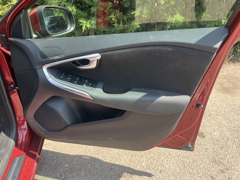 Volvo V40 T3 Momentum - U12422