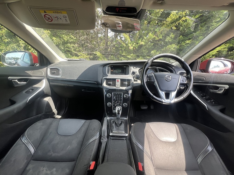 Volvo V40 T3 Momentum - U12422