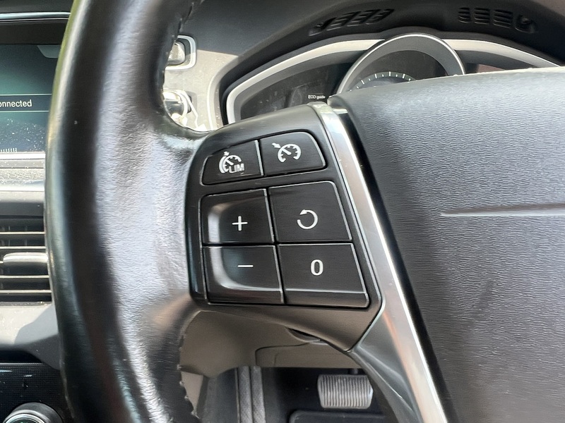 Volvo V40 T3 Momentum - U12422