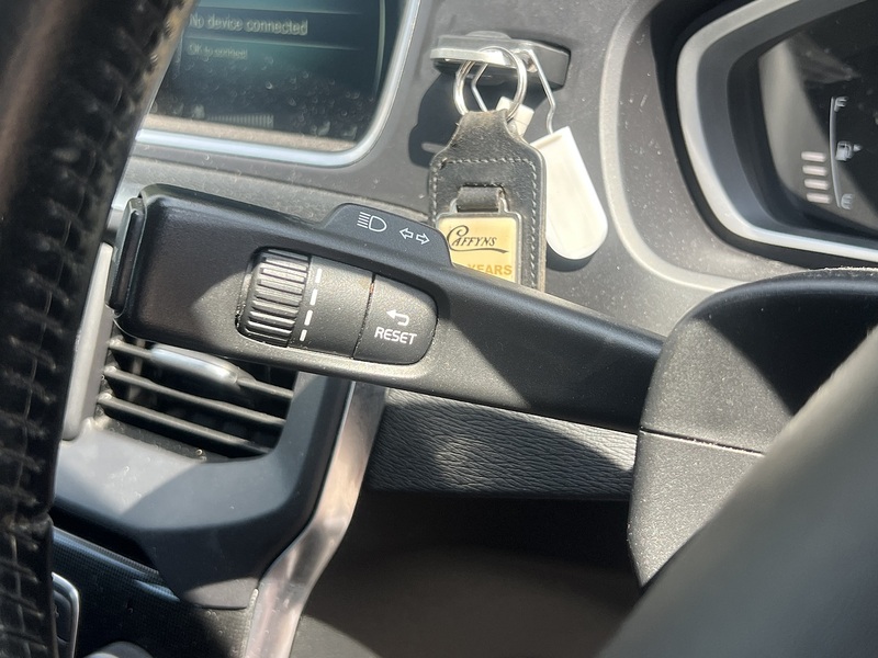 Volvo V40 T3 Momentum - U12422