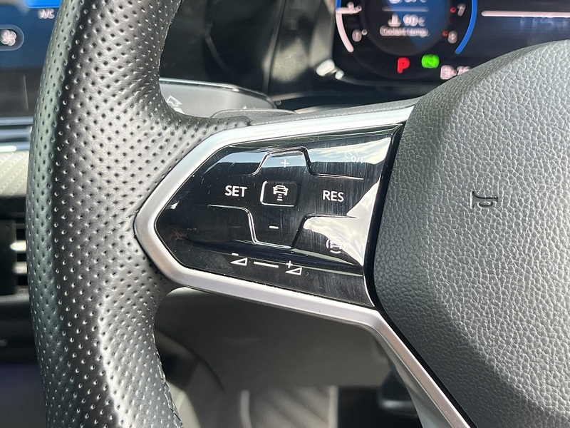 Volkswagen Golf eTSI MHEV R-Line - U12425