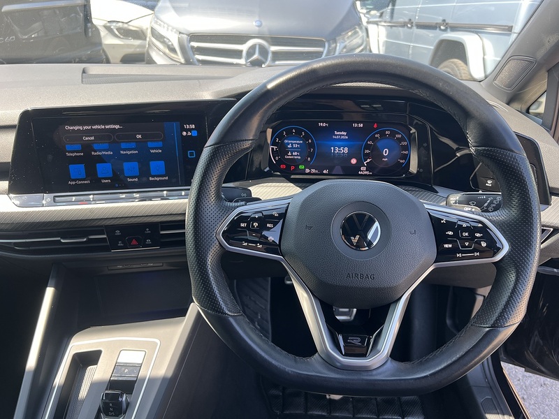 Volkswagen Golf eTSI MHEV R-Line - U12425