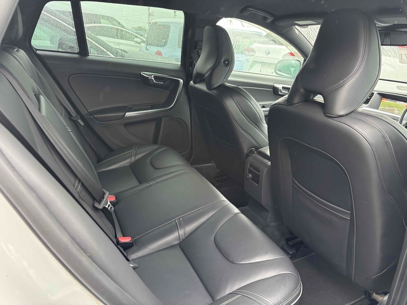 Volvo V60 T4 R-Design - U12548