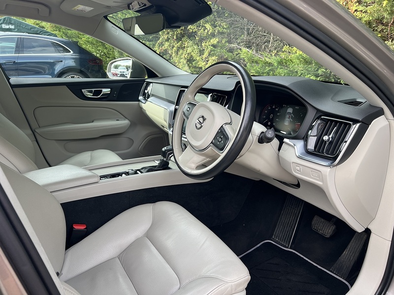 Volvo V60 D3 Momentum Plus - U12696