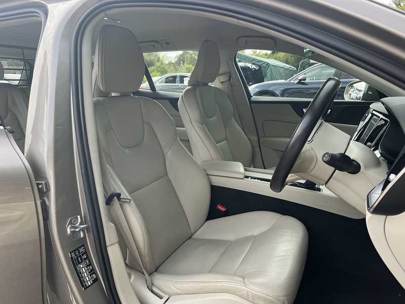 Volvo V60 D3 Momentum Plus - U12696