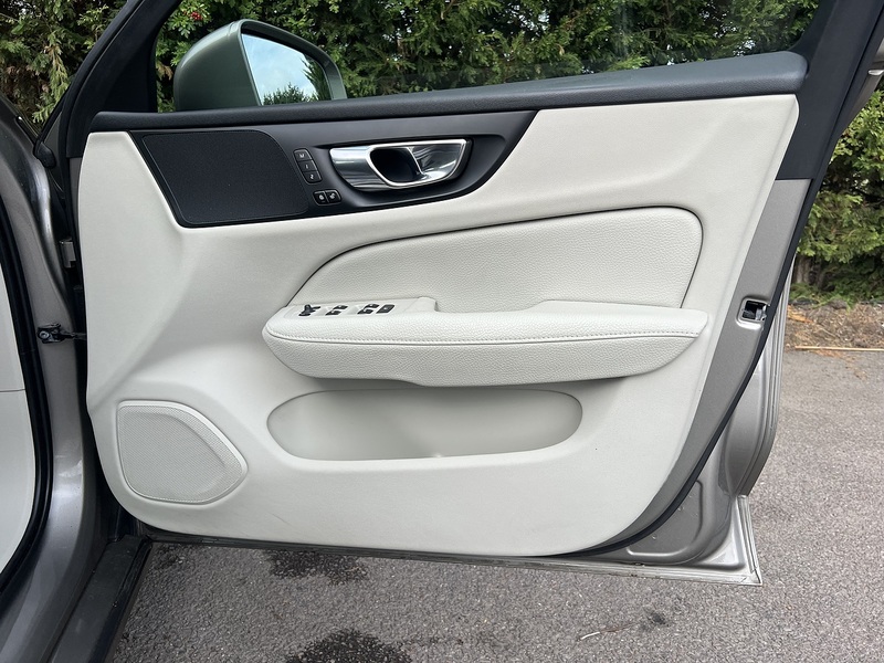 Volvo V60 D3 Momentum Plus - U12696