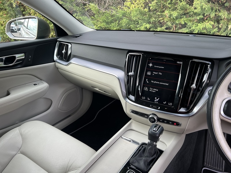Volvo V60 D3 Momentum Plus - U12696