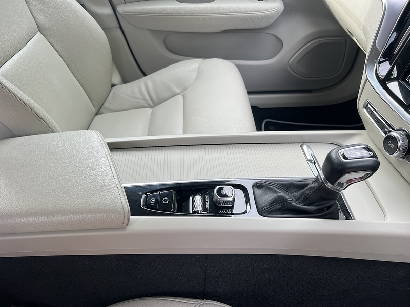 Volvo V60 D3 Momentum Plus - U12696