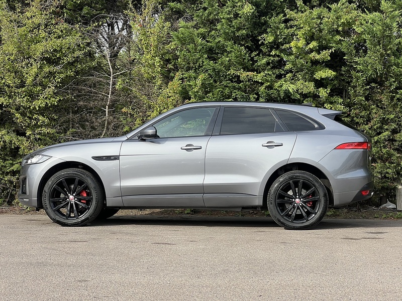 Jaguar F-PACE D180 Chequered Flag - U12724