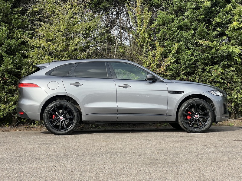 Jaguar F-PACE D180 Chequered Flag - U12724