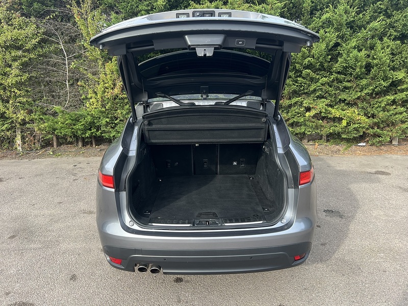 Jaguar F-PACE D180 Chequered Flag - U12724
