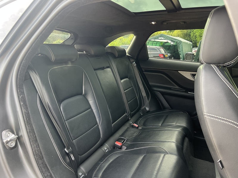 Jaguar F-PACE D180 Chequered Flag - U12724