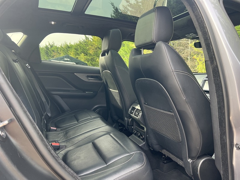 Jaguar F-PACE D180 Chequered Flag - U12724