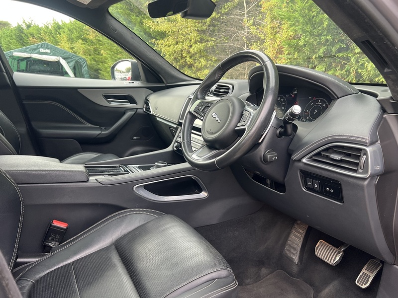 Jaguar F-PACE D180 Chequered Flag - U12724