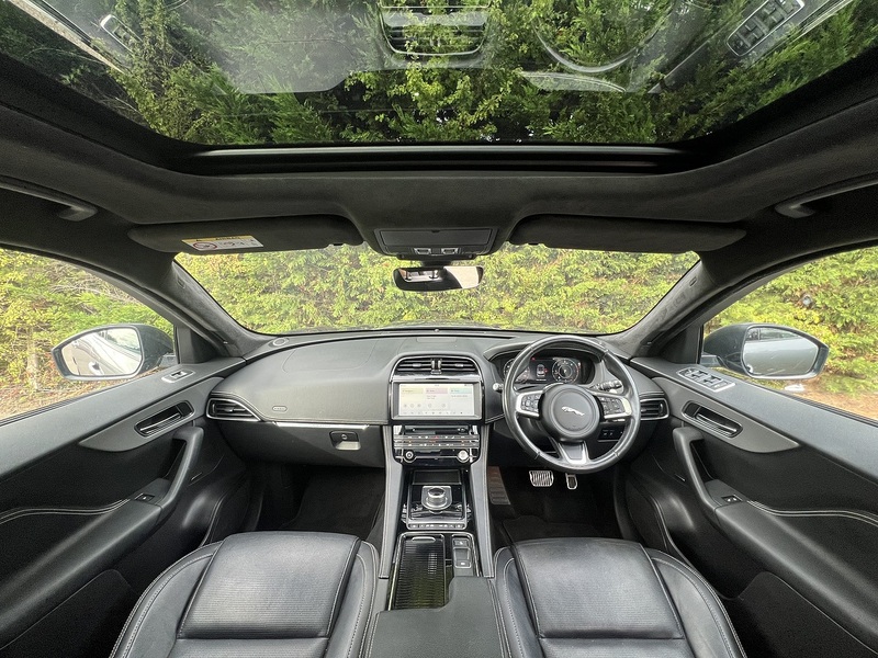 Jaguar F-PACE D180 Chequered Flag - U12724