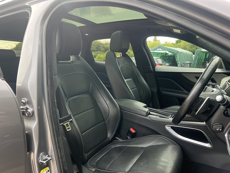 Jaguar F-PACE D180 Chequered Flag - U12724