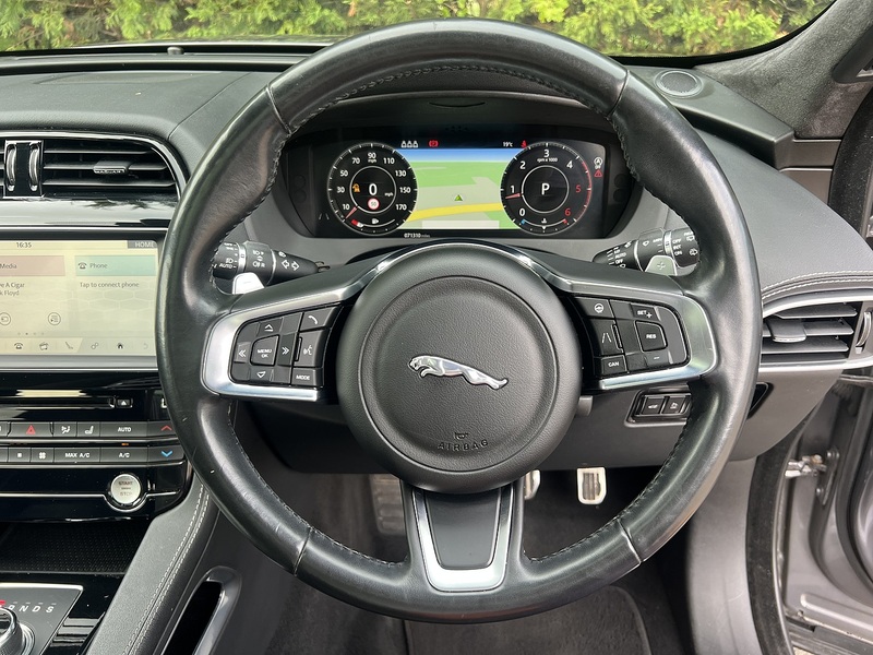 Jaguar F-PACE D180 Chequered Flag - U12724