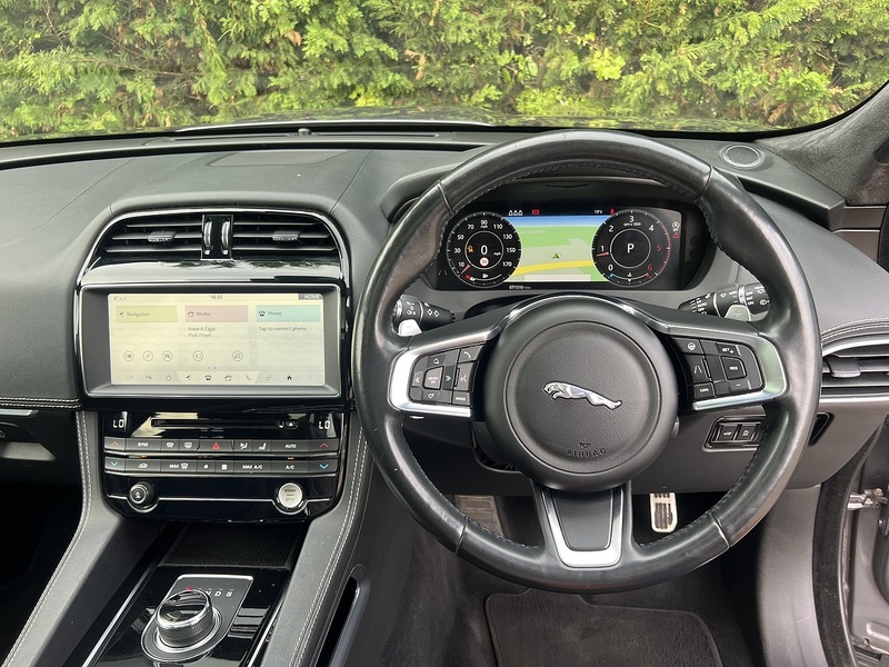 Jaguar F-PACE D180 Chequered Flag - U12724
