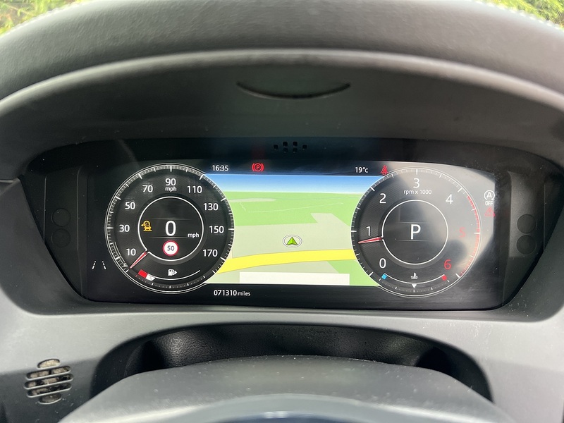 Jaguar F-PACE D180 Chequered Flag - U12724