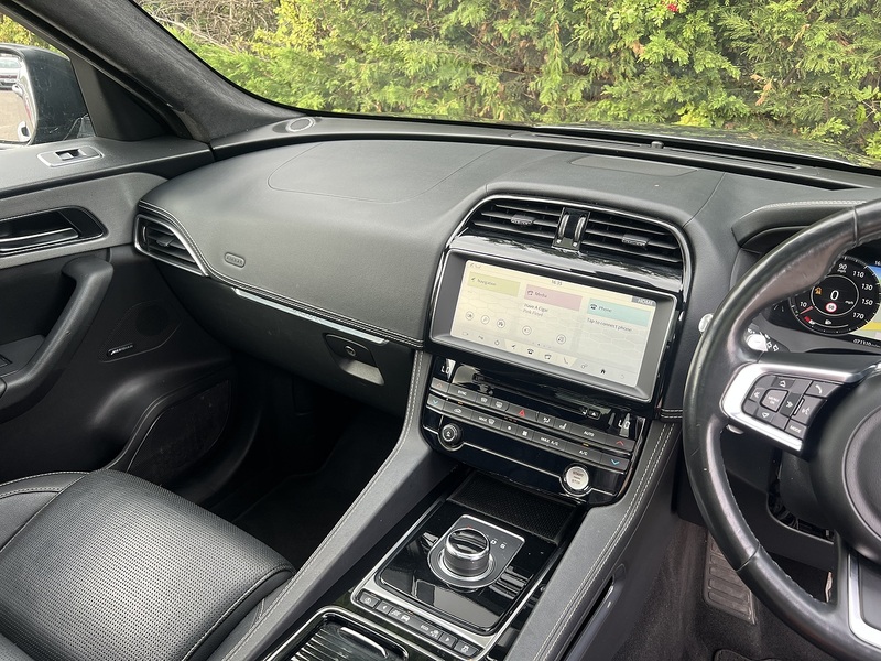 Jaguar F-PACE D180 Chequered Flag - U12724