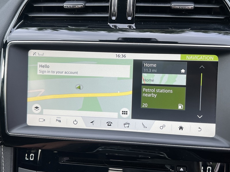 Jaguar F-PACE D180 Chequered Flag - U12724