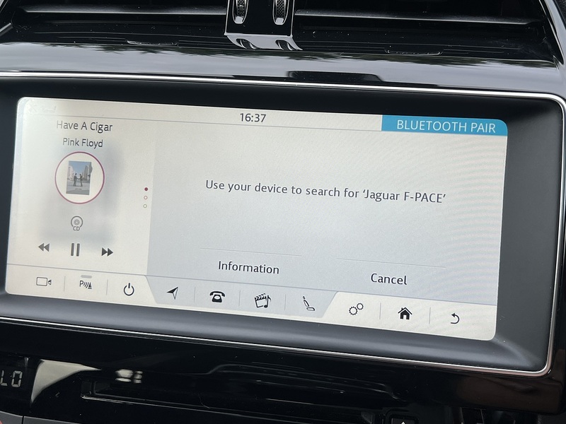Jaguar F-PACE D180 Chequered Flag - U12724