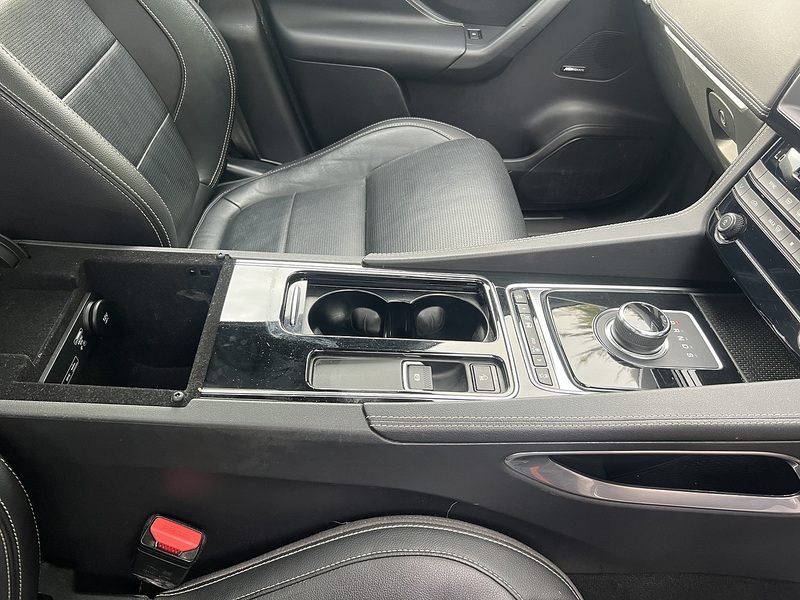 Jaguar F-PACE D180 Chequered Flag - U12724