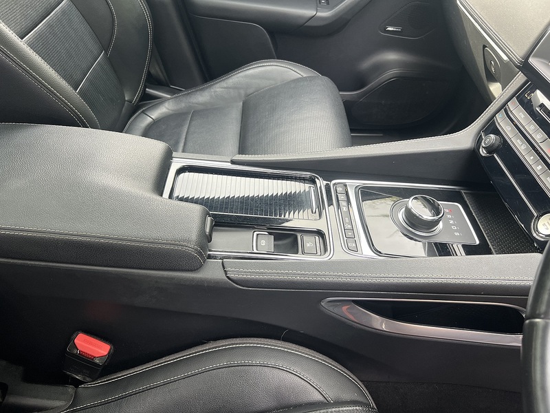 Jaguar F-PACE D180 Chequered Flag - U12724