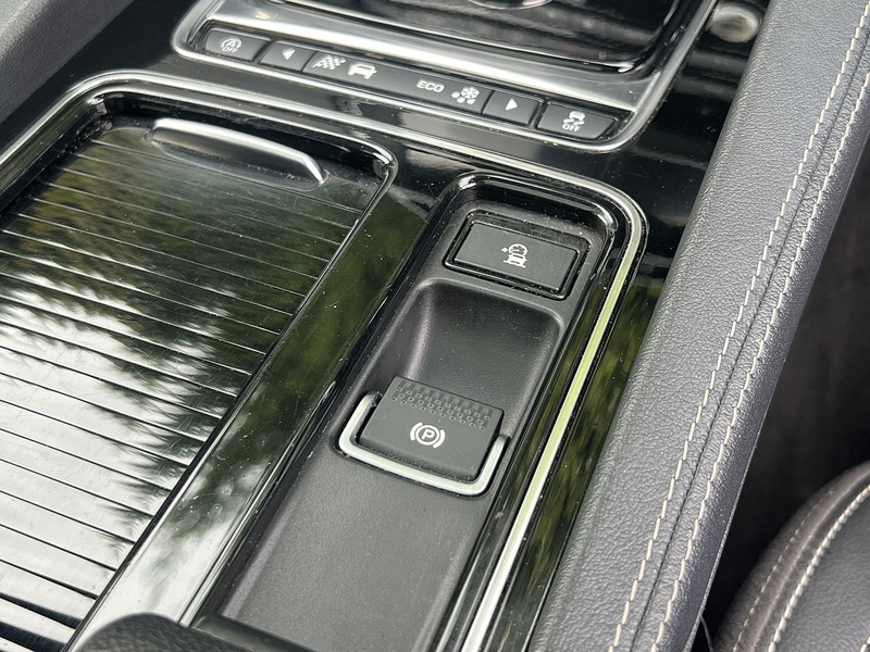 Jaguar F-PACE D180 Chequered Flag - U12724