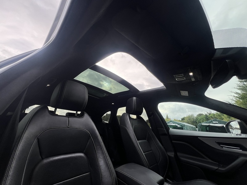 Jaguar F-PACE D180 Chequered Flag - U12724