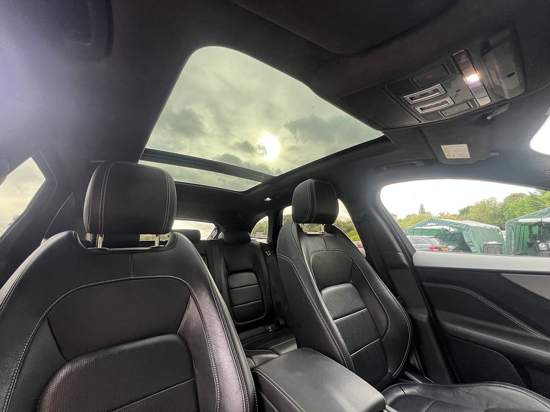 Jaguar F-PACE D180 Chequered Flag - U12724