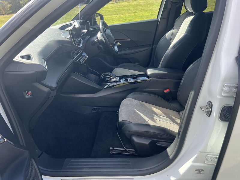 Peugeot e-2008 GT - U8270