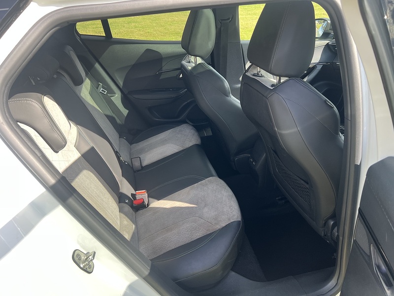 Peugeot e-2008 GT - U8270