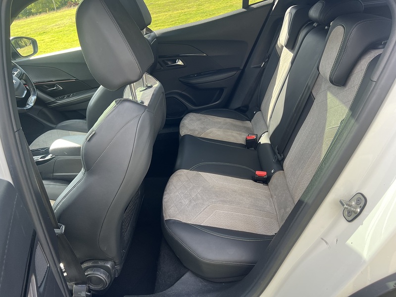 Peugeot e-2008 GT - U8270