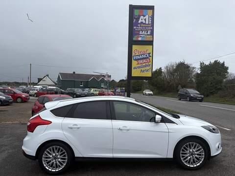 1.0T EcoBoost Zetec Hatchback 5dr Petrol Manual Euro 5 (s/s) (100 ps)