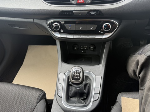 1.6 CRDi Blue Drive SE Nav Hatchback 5dr Diesel Manual Euro 6 (s/s) (110 ps)