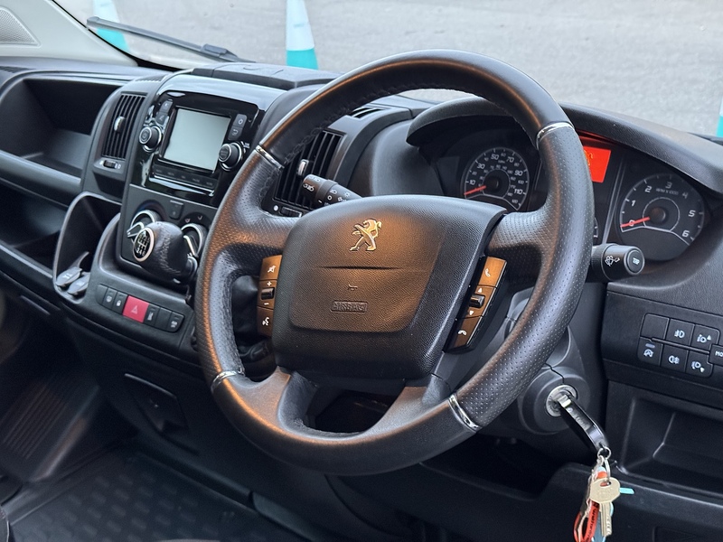 Peugeot Boxer BlueHDi 335 Asphalt - U1990