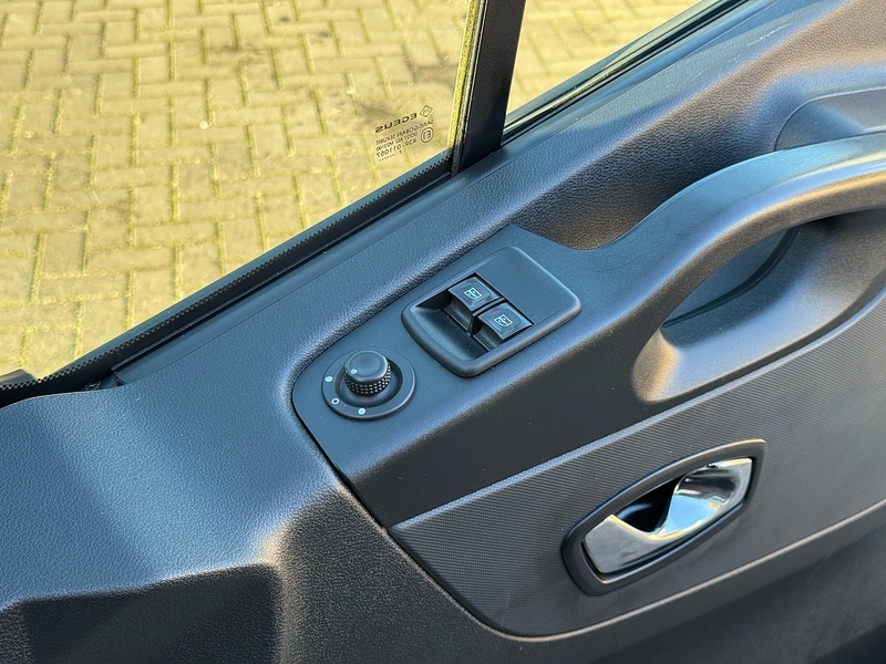 Vauxhall Vivaro CDTi 2900 BiTurbo Sportive - U2032