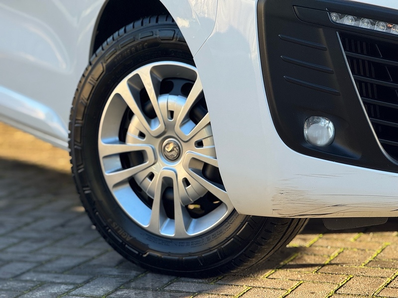 Vauxhall Vivaro Turbo D 3100 Sportive - U2063