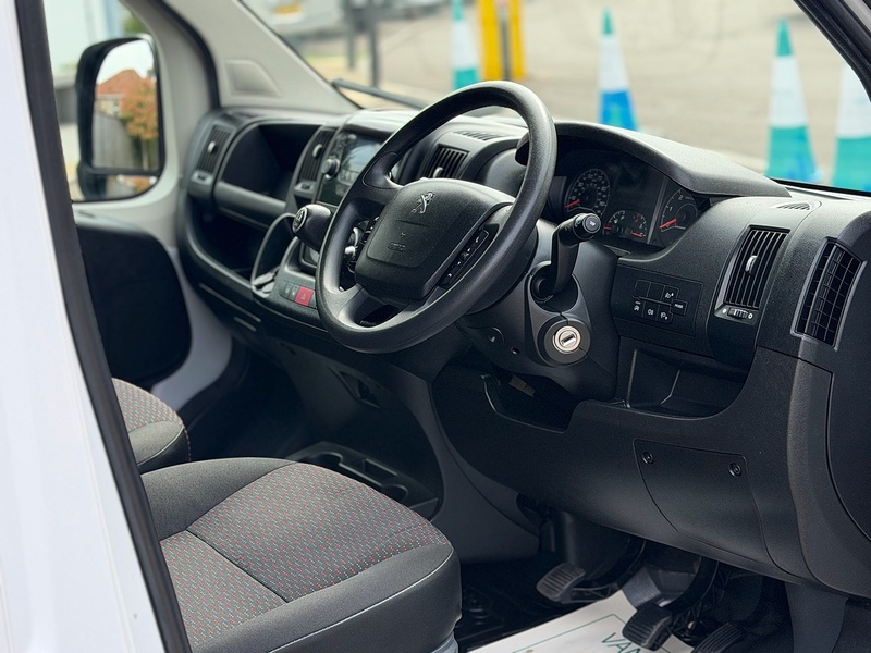 Peugeot Boxer BlueHDi 335 S - U2125